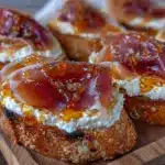 crostini ricotta crémeuse au miel épicé et prosciutto - featured image